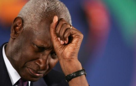 Abdou Diouf mains sur le front