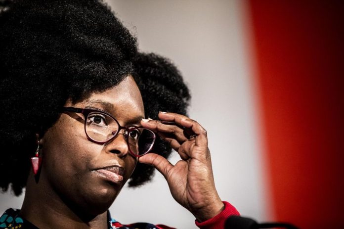 Sibeth Ndiaye tient ses lunettes