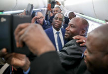 Voyage à Paris : les selfies de Macky Sall à bord d’Air Sénégal