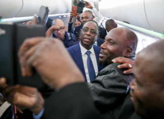 Voyage à Paris : les selfies de Macky Sall à bord d’Air Sénégal