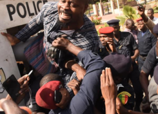 Place Soweto : Guy-Marius Sagna et compagnie jetés dans le fourgon de police, Rewmi proteste