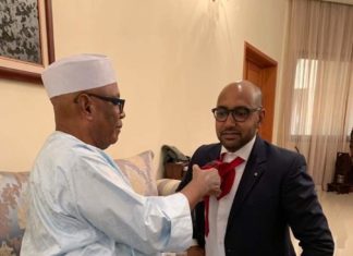 Le SG du gouvernement malien ne sait pas faire un noeud de cravate ?