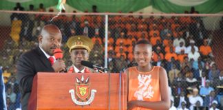 Le président burundais Pierre Nkurunziza a récompensé sa fille de 12 ans le 1er mai avec d’autres travailleurs méritants