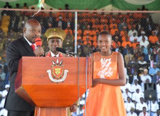 Le président burundais Pierre Nkurunziza a récompensé sa fille de 12 ans le 1er mai avec d’autres travailleurs méritants