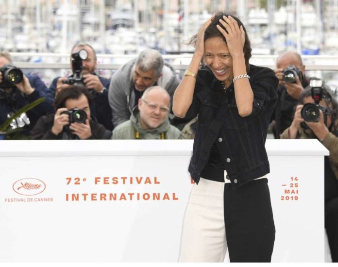 Mati Diop mains sur la tete