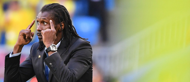 Coach Aliou Cissé mains sur la tempe