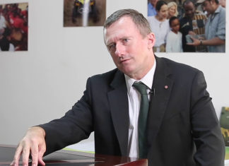 Lee White, un Britannique blanc ministre de la Forêt au Gabon