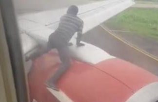 Un Nigérian arrêté sur l’aile d’un avion peu avant le décollage