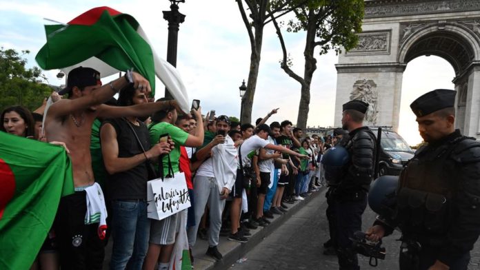 Algeriens champs elysees CAN