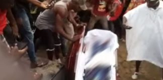 A peine enterré ce samedi, le corps de DJ Arafat déterré par ses fans !