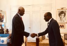 Dès son arrivée à Paris, le nouvel ambassadeur du Sénégal en France rend visite à Abdou Diouf