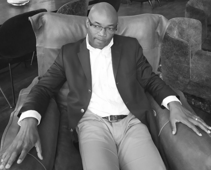 Charles Onana noir et blanc