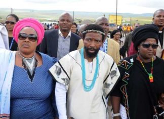 Ramaphosa libère 14 000 prisonniers, dont le roi des Thembu
