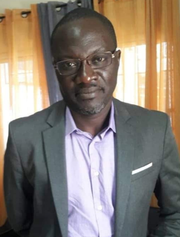 Ousseynou Nar Gueye_veste grise_chemise violette_souriant