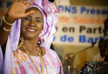 Spectacle, livre et film : La styliste Oumou Sy Mavros, 67 ans, fait carton plein sur les signares