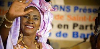 Spectacle, livre et film : La styliste Oumou Sy Mavros, 67 ans, fait carton plein sur les signares