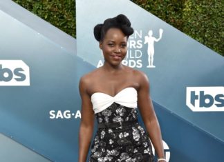 La coiffure sculpturale de l’actrice Lupita Nyong’o (Black Panther), ce dimanche 19 janvier