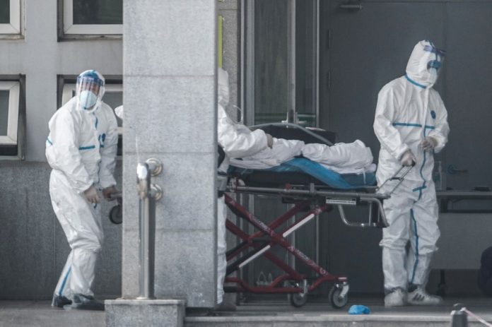 7799929298_une-equipe-medicale-transporte-un-patient-infecte-par-le-virus-sras-a-l-hopital-de-jinyintann-en-chine
