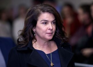 « Inconsciente sur le sol » : au procès Weinstein, Annabella Sciorra témoigne à la barre
