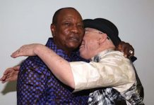 Salif Keïta réconforté par le président Alpha Condé