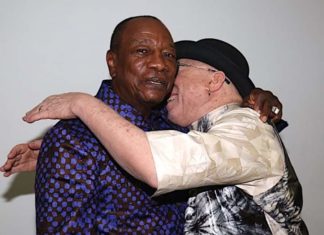 Salif Keïta réconforté par le président Alpha Condé