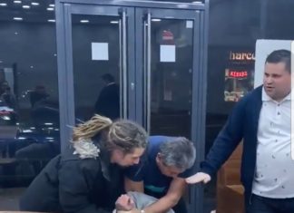 Il bouffe tranquillement son kebab pendant une bagarre générale
