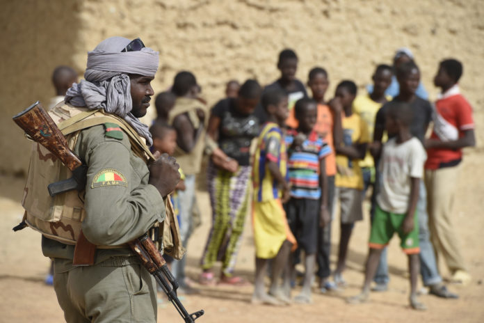 Solda-Forces-armees-Mali-FAMA-Tombouctou-2015_0_1400_931