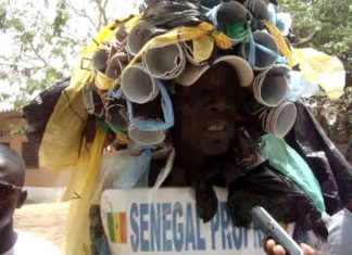 VIDÉO – Modou Fall, le sympathique monstre activiste des sacs plastiques recyclés