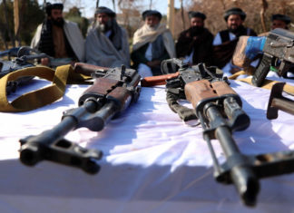 Les barbus talibans proposent du « ataya » aux Ricains
