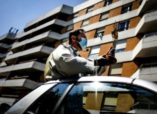 Portugal : le curé, curieusement dans une décapotable, fait sa procession de Pâques