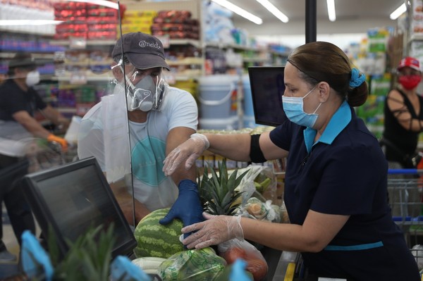 7800411318_miami-le-port-du-masque-pour-se-proteger-du-coronavirus-a-ete-rendu-obligatoire-dans-les-espaces-fermes-comme-les-supermarches