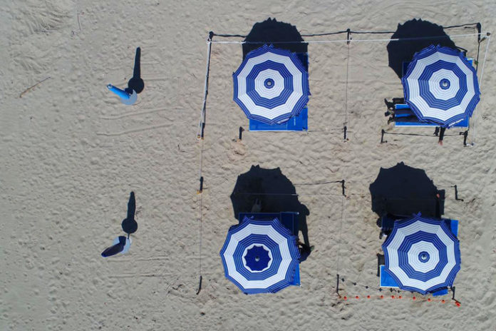 Photo-aerienne-plage-Porto-Cesareo-Ionienne-turquoise-Italie-montrant-modele-possible-distanciation-sociale_0_729_486