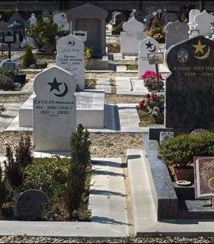 Un-carré-au-cimetière-pour-les-lausannois-de-confession-musulmane-300x342