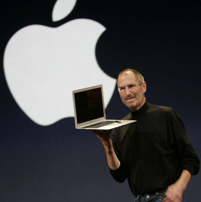 cocreateur-d-apple-steve-jobs-a-relance-la-marque-grace-a-des-produits-informatiques-innovants-tel-l-imac-l-ipod-et-l-itunes-store-afp-photo-tony-avelar-1459437137