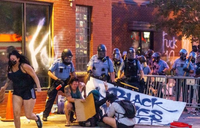 830x532_police-asperge-personnes-gaz-lacrymogene-lors-manifestation-contre-mort-george-floyd-tue-policier-minneapolis-etats-unis-27-mai-2020