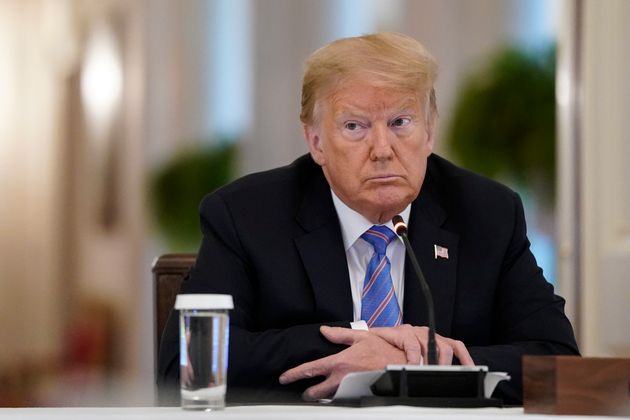 Trump bras croisés