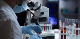 COVID-19: baisse des cas, fin de la pandémie en vue (OMS)