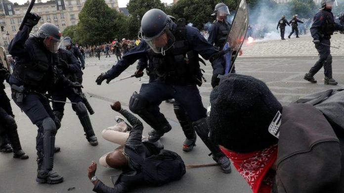 photo-d-illustration-violences-policieres-illustration-arrestation-mouvementee-1_5795249
