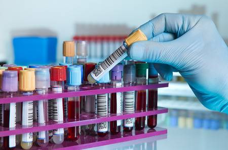 39590351-main-d-un-technicien-de-laboratoire-en-prenant-un-tube-de-sang-à-partir-de-tubes-de-couleurs-un-rac