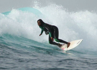 Sénégal : sans mussoor* ni ndokett*, Khadjou Sambe à l’assaut des vagues / Vidéo