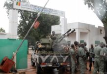 « A Mali, malin et demi »: les militaires prennent le pourboire de la contestation