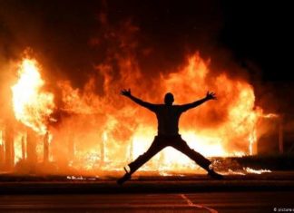 Racisme et violences policières : les États-unis sous tensions, le Wisconsin à feu et à sang