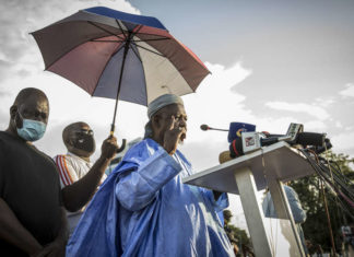 L’imam malien Mahmoud Dicko ressort de sa mosquée et fulmine : « Les militaires s’enferment, ce n’est pas bon »