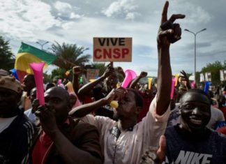 Divergences M5 – junte : des centaines de Maliens manifestent pour dire leur préférence à un président et un Premier ministre militaires