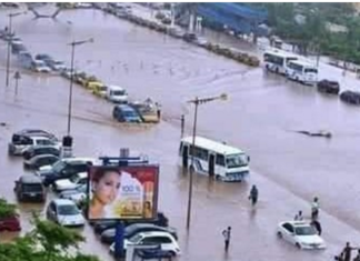 Inondations: le président Macky Sall déroule le plan Orsec au Sénégal et s’en va se mettre à sec au Niger