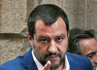 Salvini, leader de parti raciste en Italie, bousculé physiquement par une Congolaise