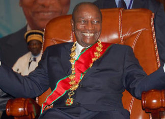 Alpha Condé « re-réélu » : médiation internationale en cours à Conakry pour faire accepter le verdict