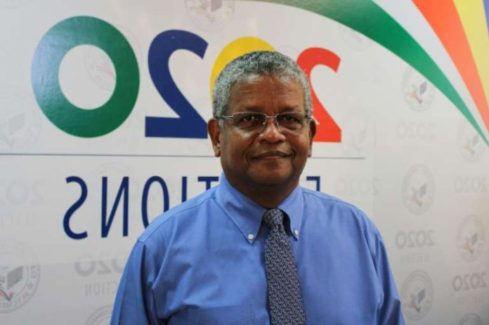 le-vainqueur-de-la-presidentielle-aux-seychelles-wavel-ramkalawan-le-25-octobre-2020-a-victoria__129045_-1