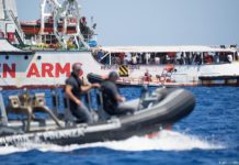 Humanitaire en haute mer: le navire espagnole Open Arms repêche et transborde 255 migrants en Sicile
