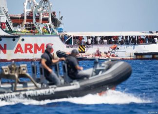Humanitaire en haute mer: le navire espagnole Open Arms repêche et transborde 255 migrants en Sicile
